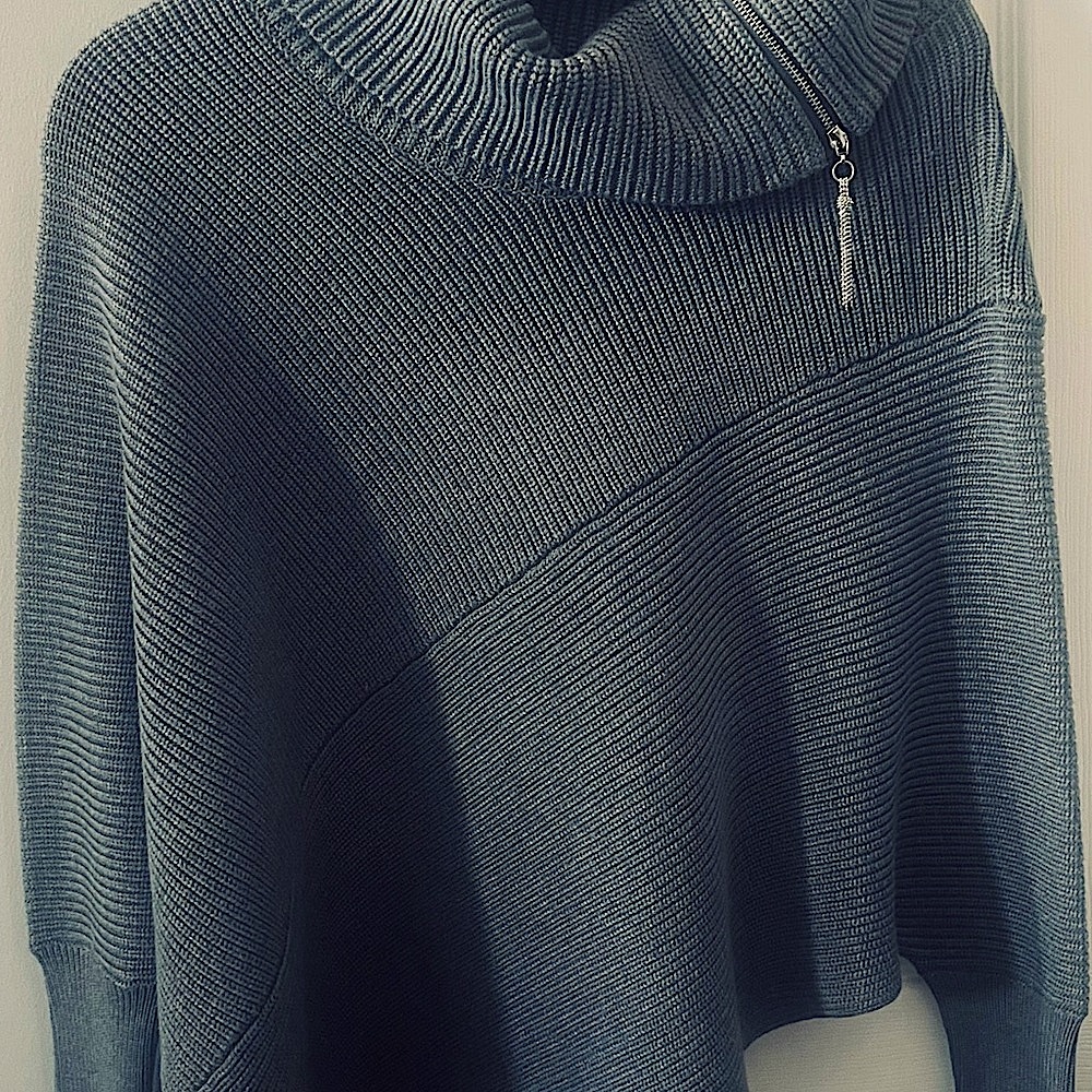Elegant gray  Sweater/poncho with long sleeves